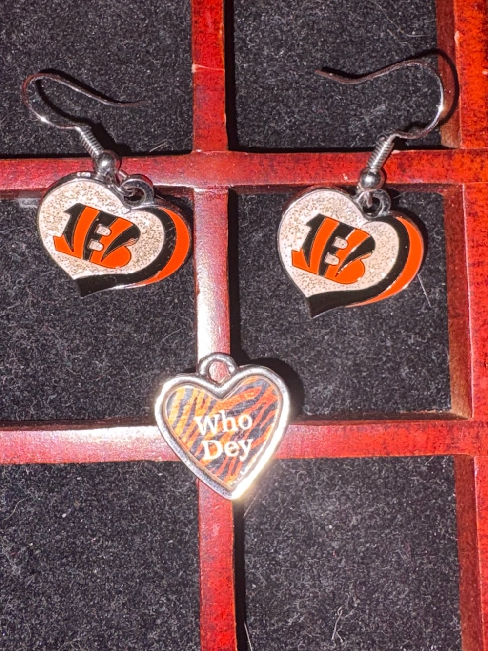 Bengals earrings with who Dey pendant necklace.